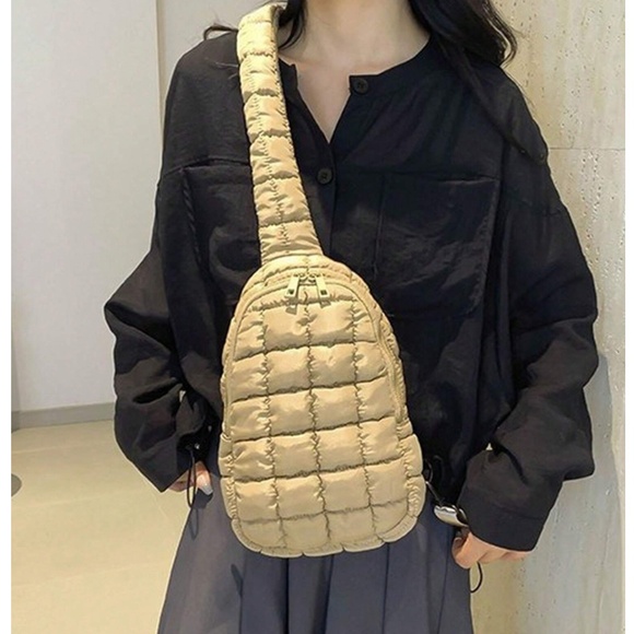 Luxe Quilted Adjustable Strap Zipper High Capacity Crossbody Bag - Picture 3 of 9